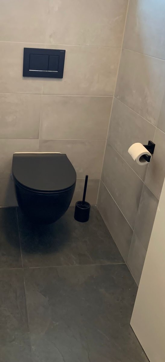 schwarze Toilette von Heizung - Sanitäre Matthias Kolbitsch