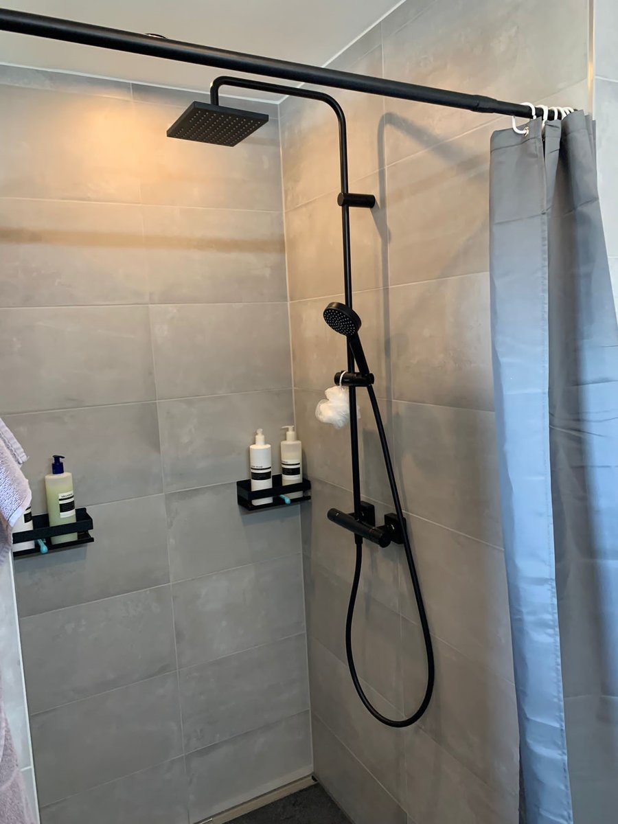 schwarze Regendusche von Heizung - Sanitäre Matthias Kolbitsch